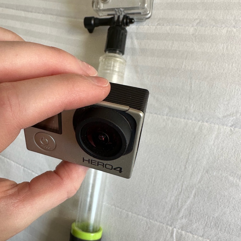 Go pro hero 4 - please note front has baby crack in plastic as pictured - Picture 5 of 5